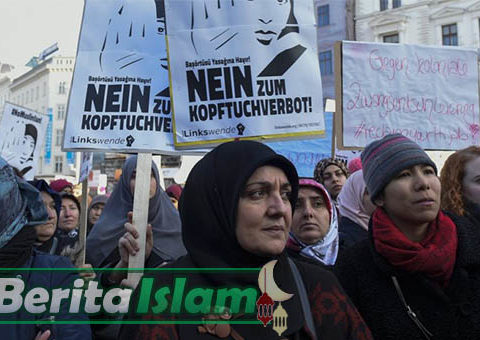 Menolak Larangan Menggunakan Jilbab di Austria
