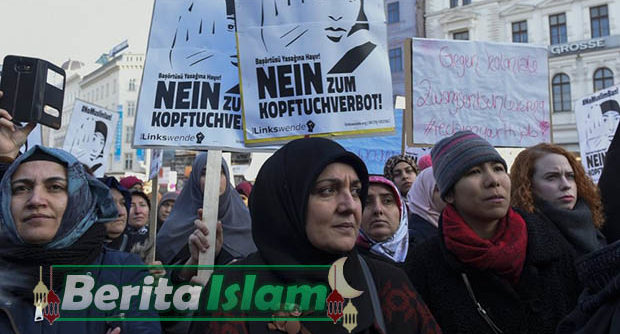 Menolak Larangan Menggunakan Jilbab di Austria